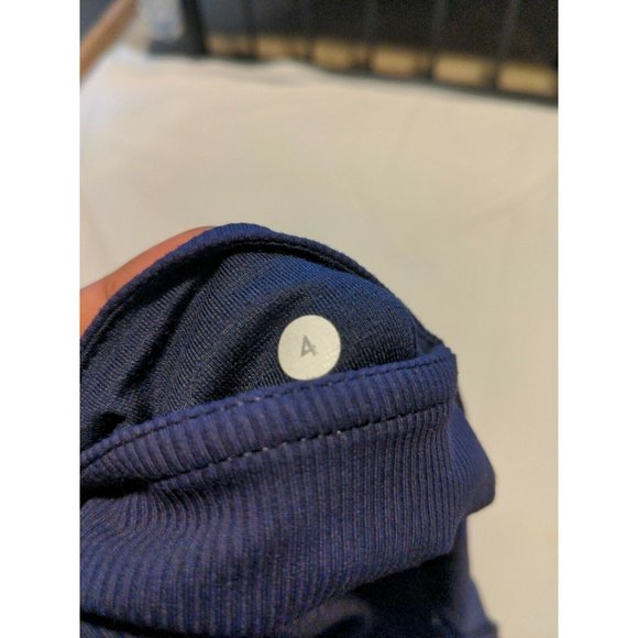 LULULEMON CROPPED LEGGINGS Size 4 - Gray/DarkBlue - Picture 9 of 9